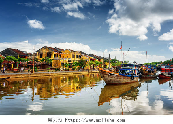 蓝天白云下越南海安古镇的Thu Bon河上的木船风景图越南旅游